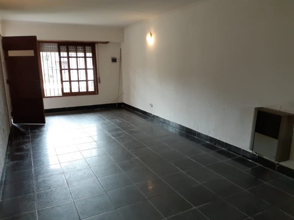 CASA 3 AMBIENTES CON PARQUE-BARRIO EL JARDIN