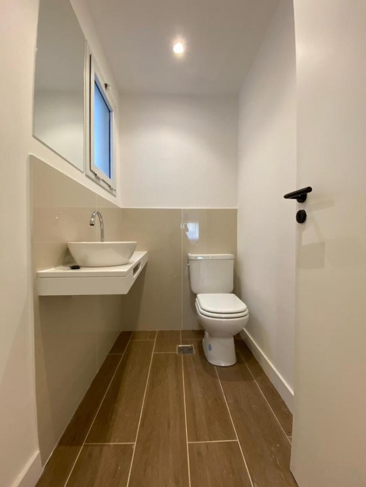 Departamento 3 ambientes con balcon a la calle reciclado