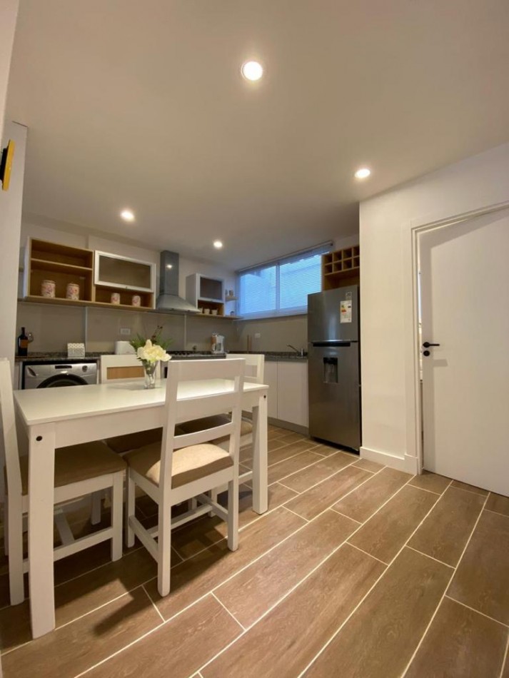 Departamento 3 ambientes con balcon a la calle reciclado