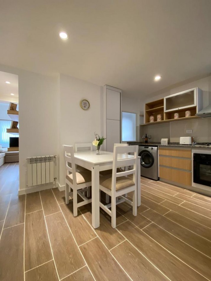 Departamento 3 ambientes con balcon a la calle reciclado