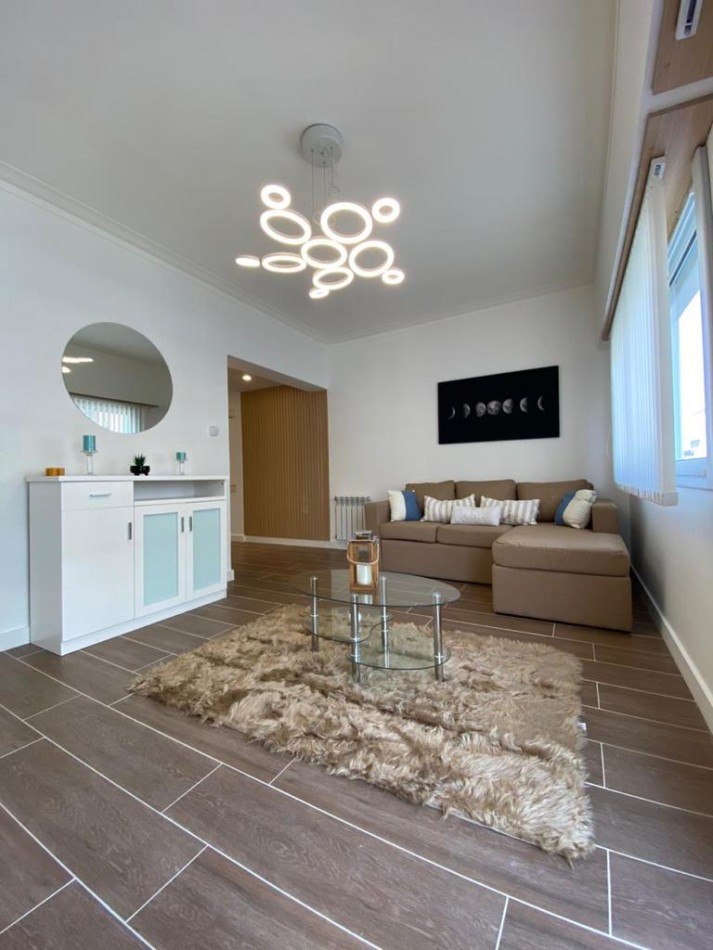 Departamento 3 ambientes con balcon a la calle reciclado