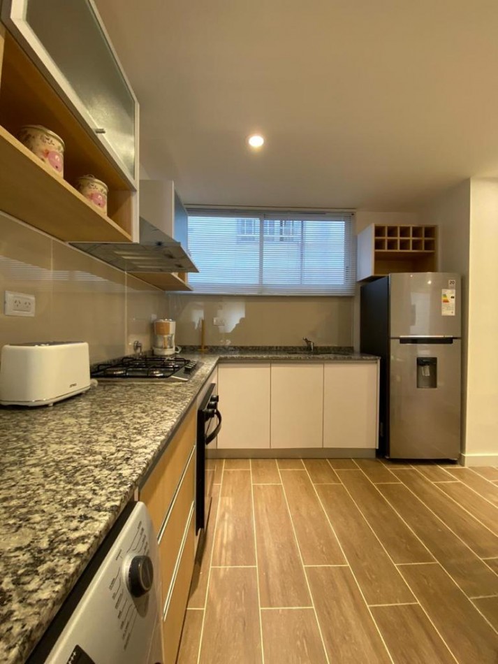 Departamento 3 ambientes con balcon a la calle reciclado