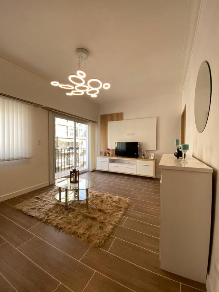 Departamento 3 ambientes con balcon a la calle reciclado