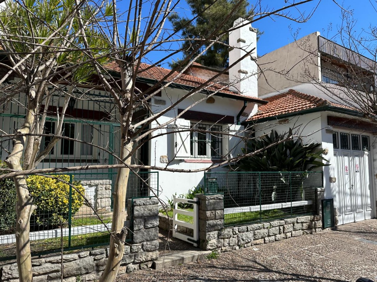 CASA 4 AMBIENTES GARAGE PARQUE APTO COMERCIAL ZONA ALDREY 