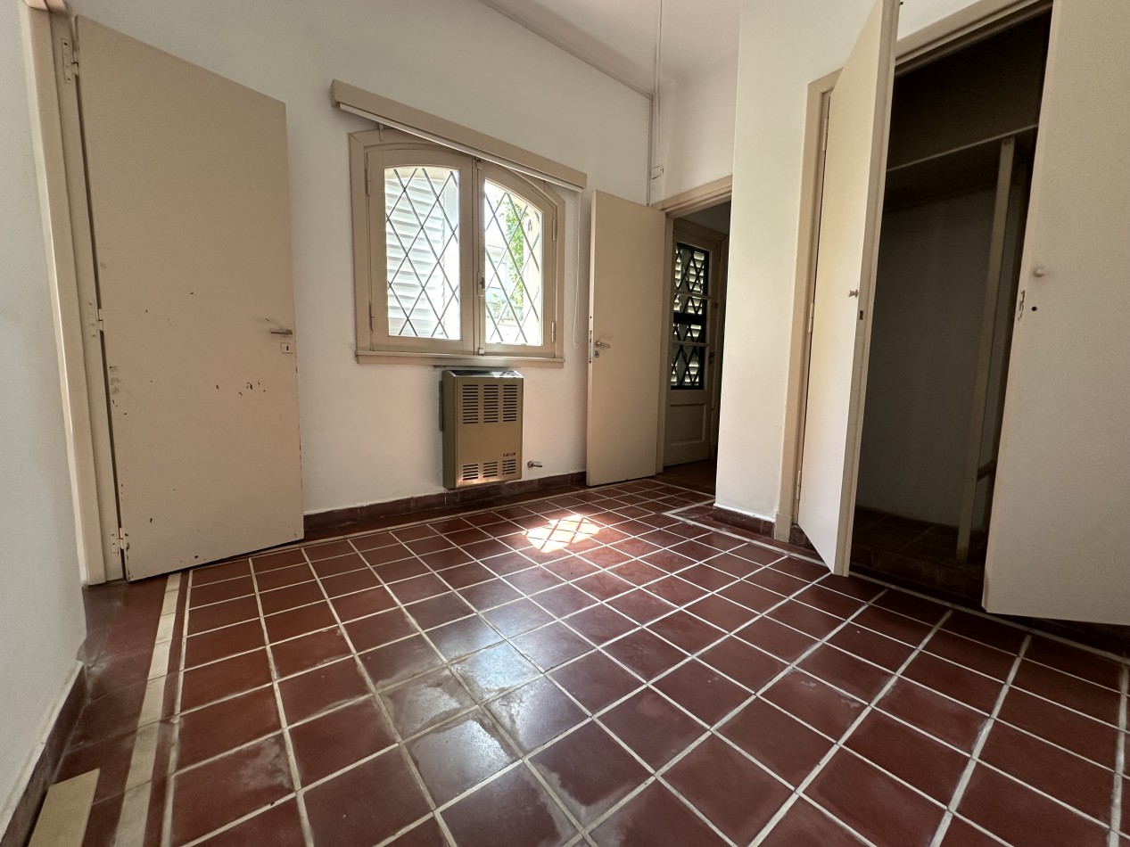 CASA 6 AMBIENTES CON DEPENDENCIA PARQUE ZONA PLAYA VARESE