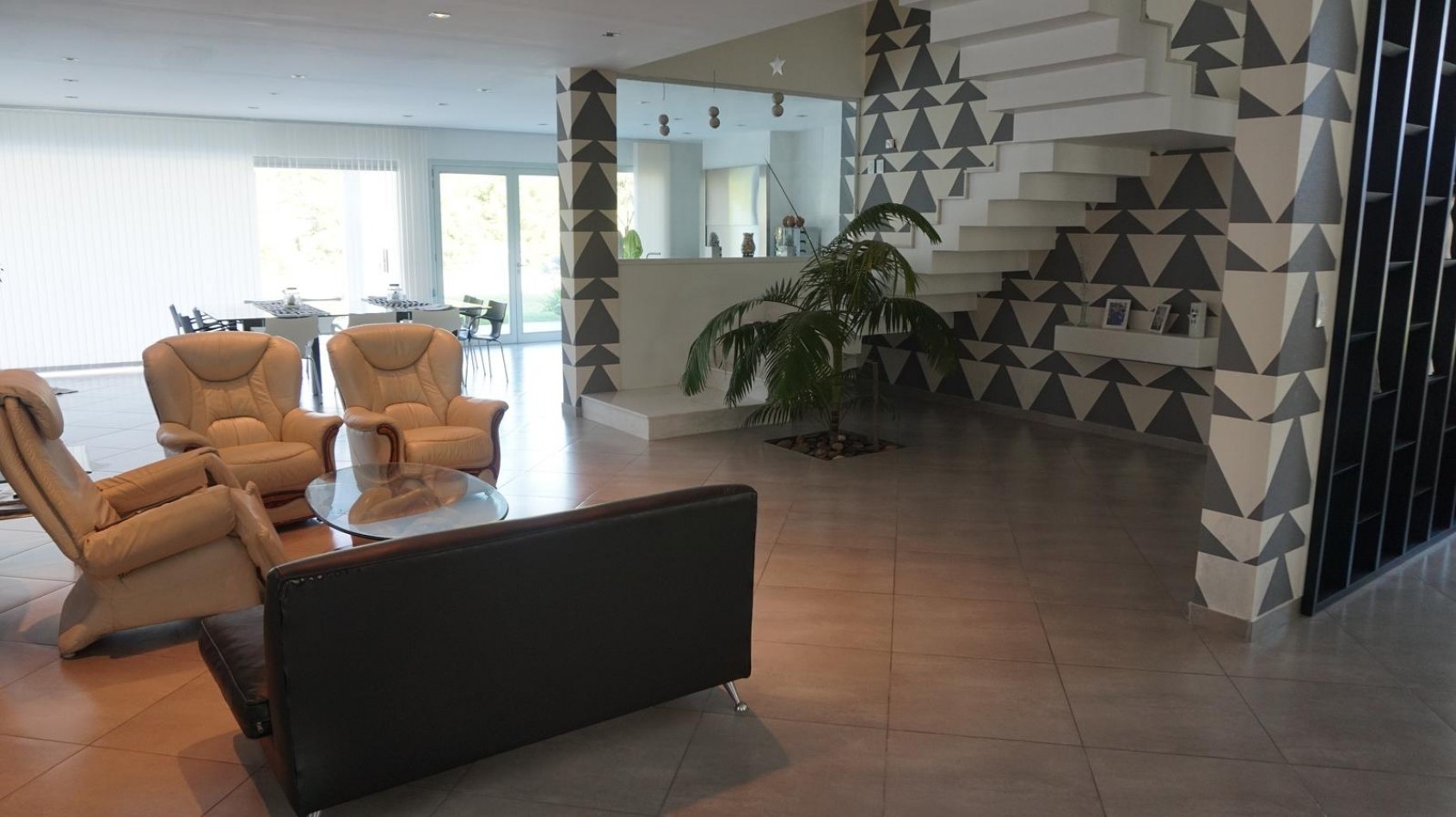 Casa estilo minimalista moderno, en sector Los Pinos del barrio Privado Rumenco.
