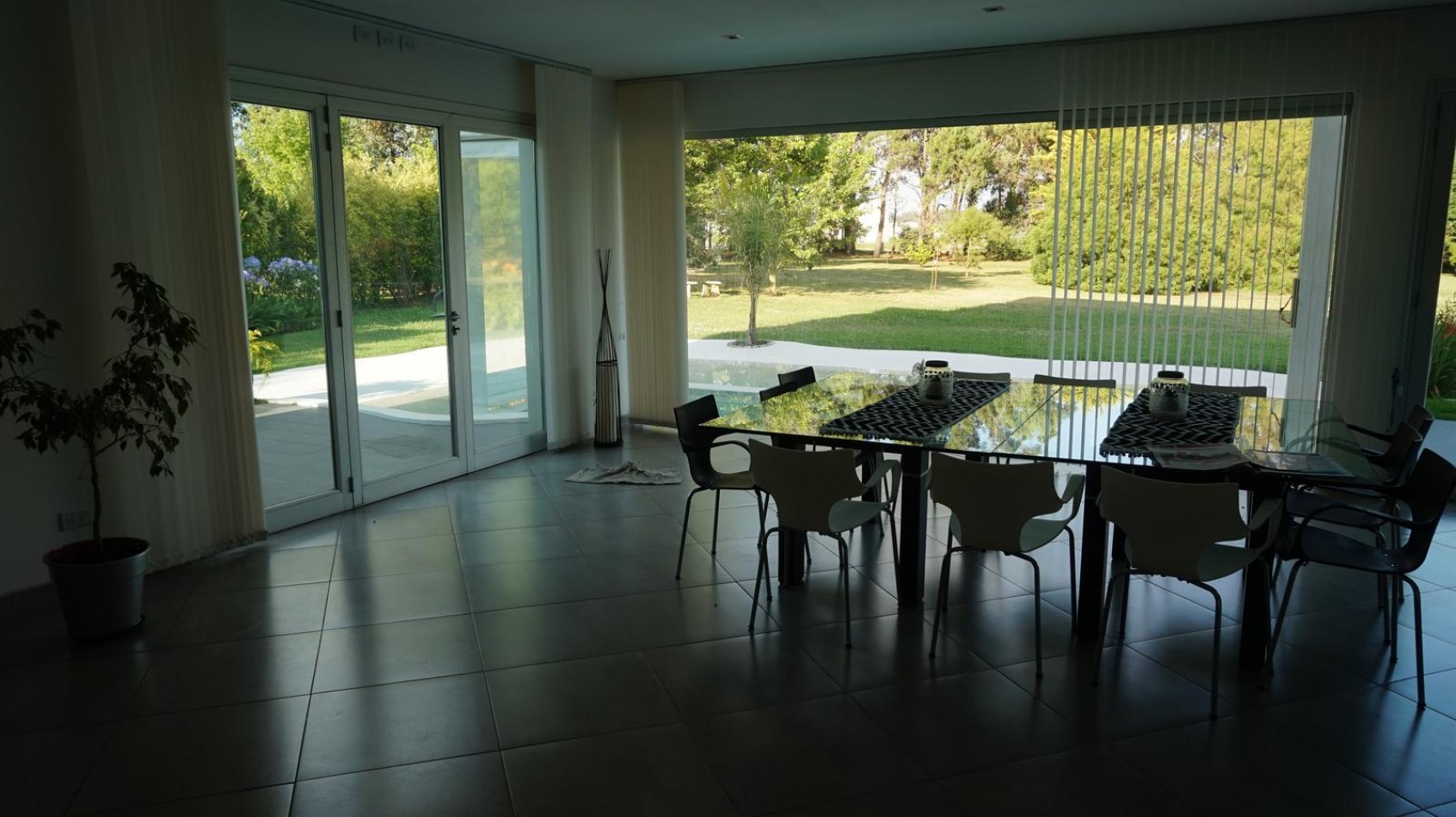 Casa estilo minimalista moderno, en sector Los Pinos del barrio Privado Rumenco.