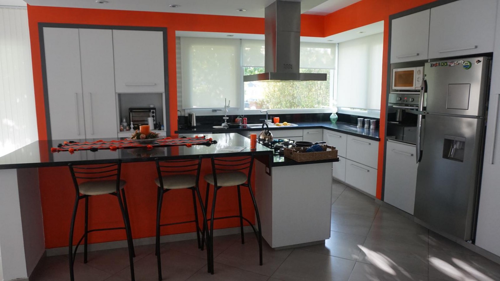 Casa estilo minimalista moderno, en sector Los Pinos del barrio Privado Rumenco.