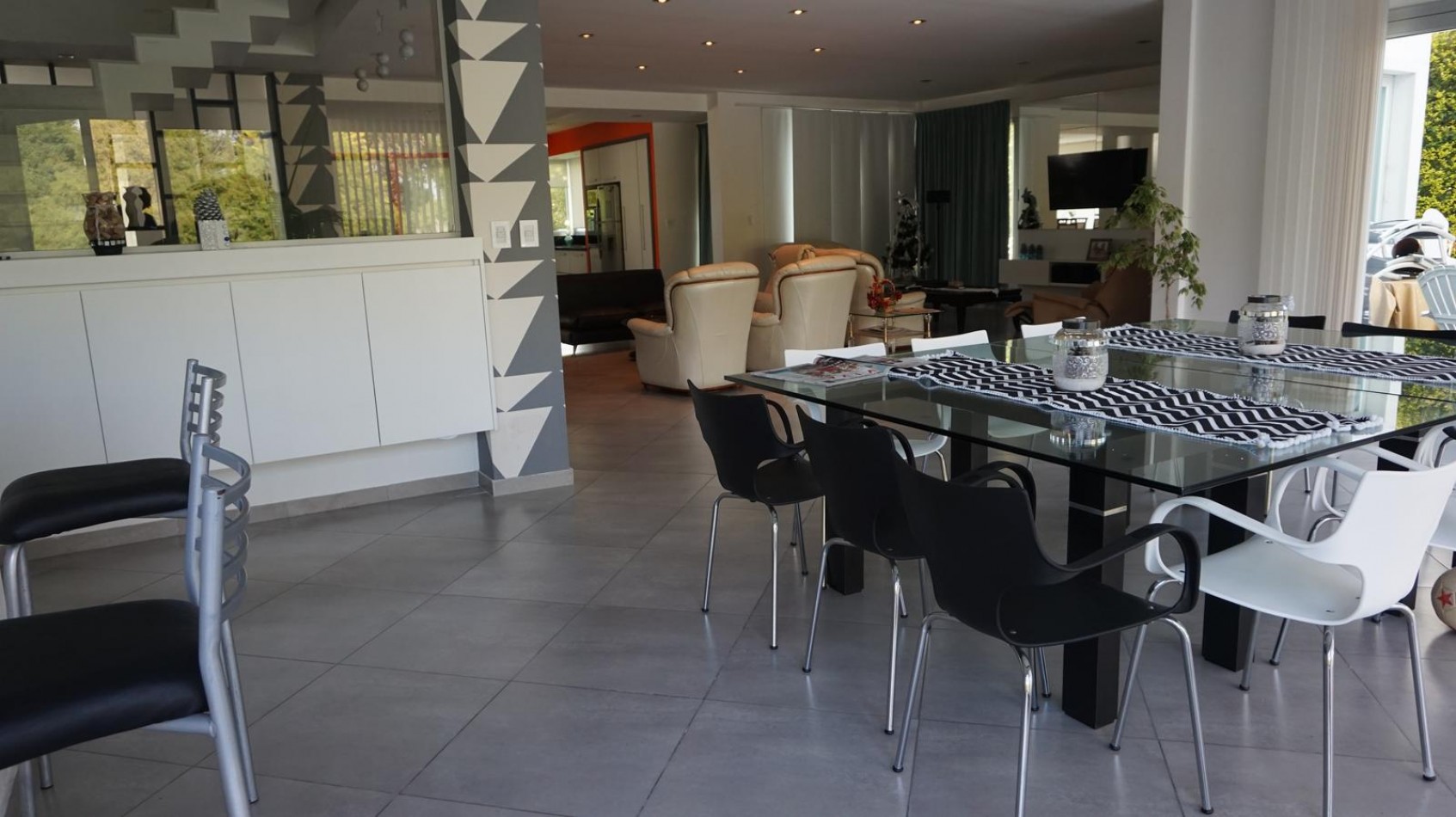 Casa estilo minimalista moderno, en sector Los Pinos del barrio Privado Rumenco.