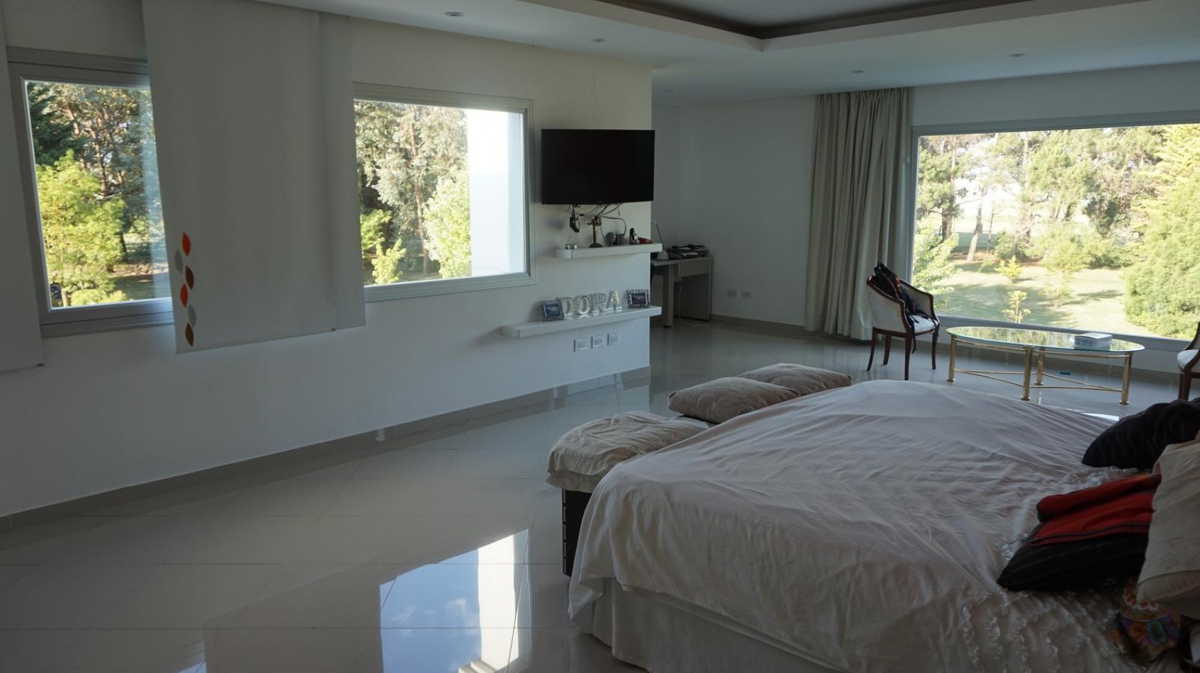 Casa estilo minimalista moderno, en sector Los Pinos del barrio Privado Rumenco.