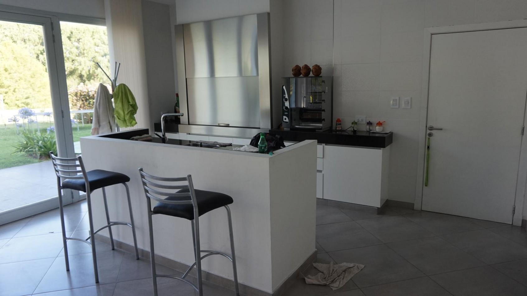 Casa estilo minimalista moderno, en sector Los Pinos del barrio Privado Rumenco.