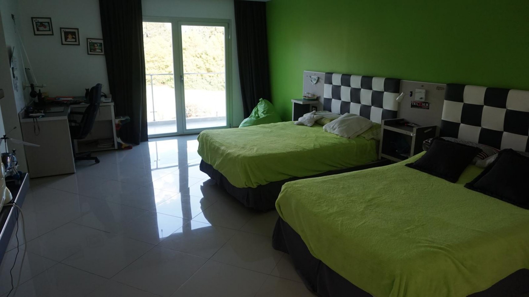 Casa estilo minimalista moderno, en sector Los Pinos del barrio Privado Rumenco.