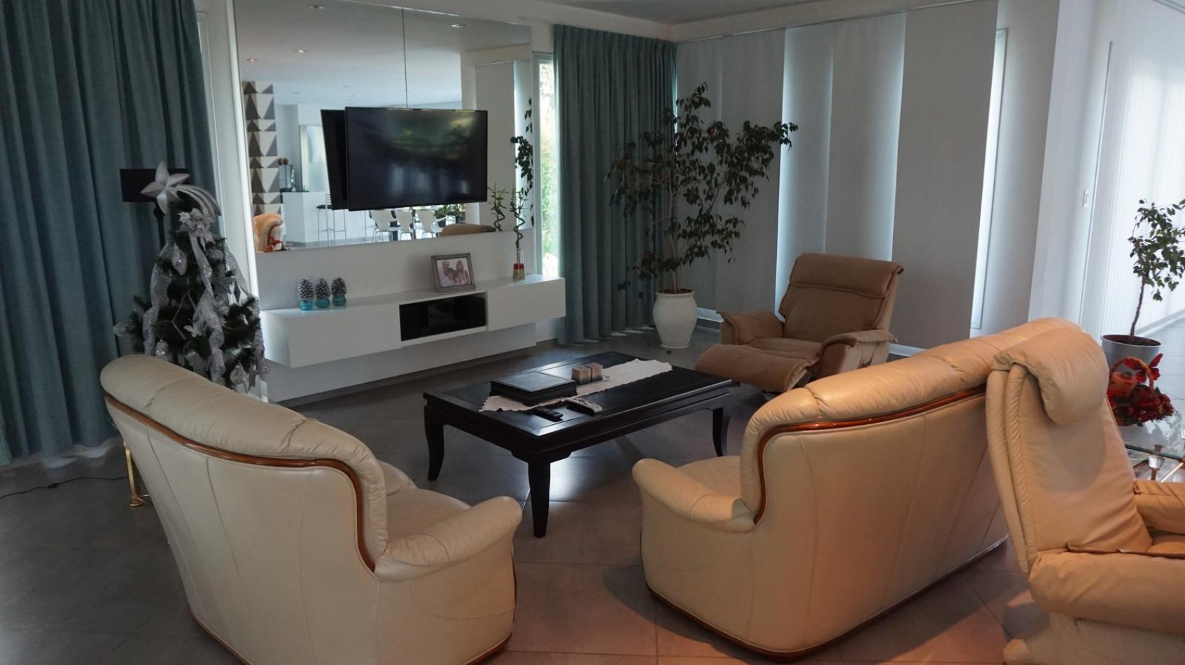 Casa estilo minimalista moderno, en sector Los Pinos del barrio Privado Rumenco.