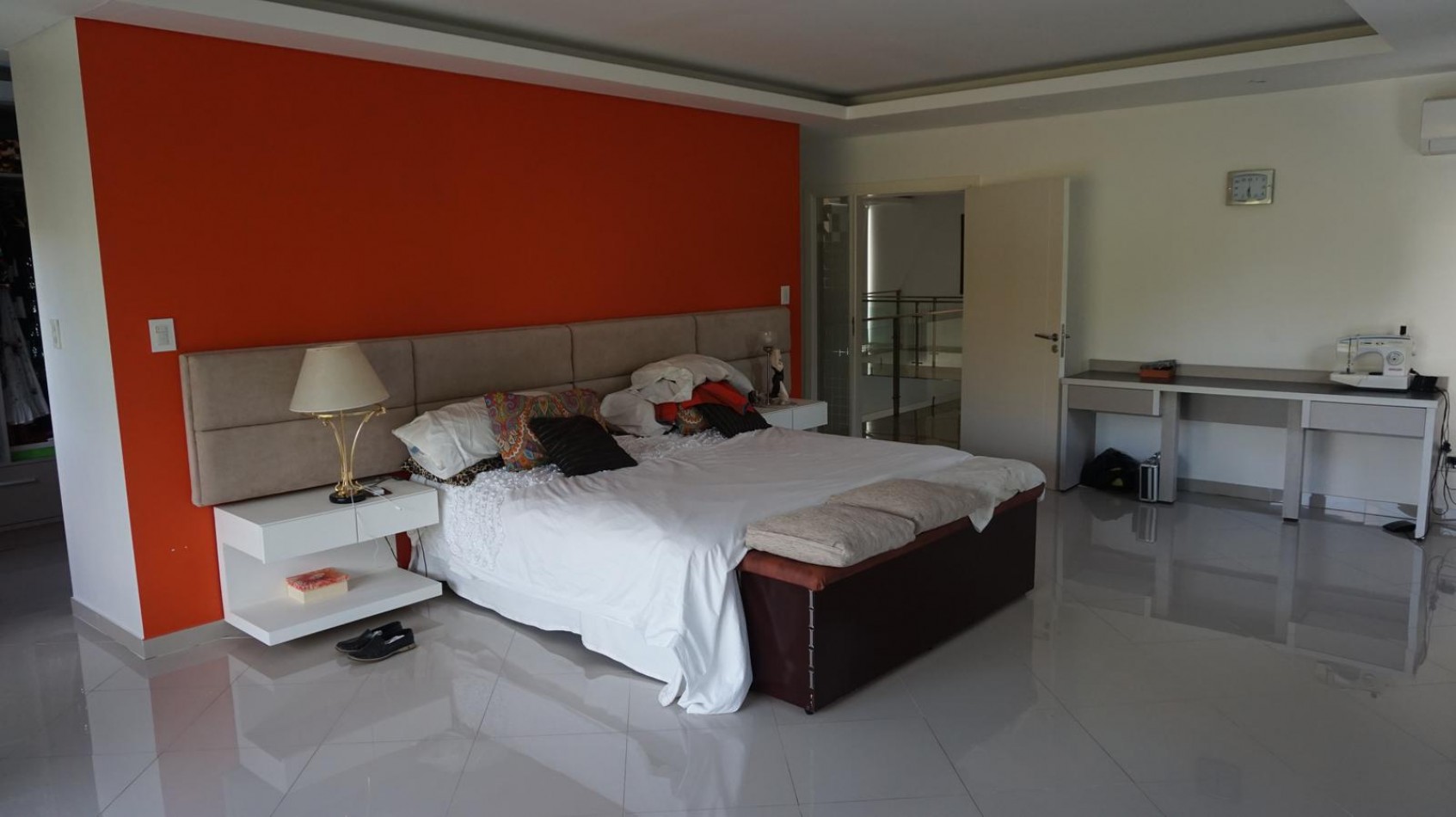 Casa estilo minimalista moderno, en sector Los Pinos del barrio Privado Rumenco.