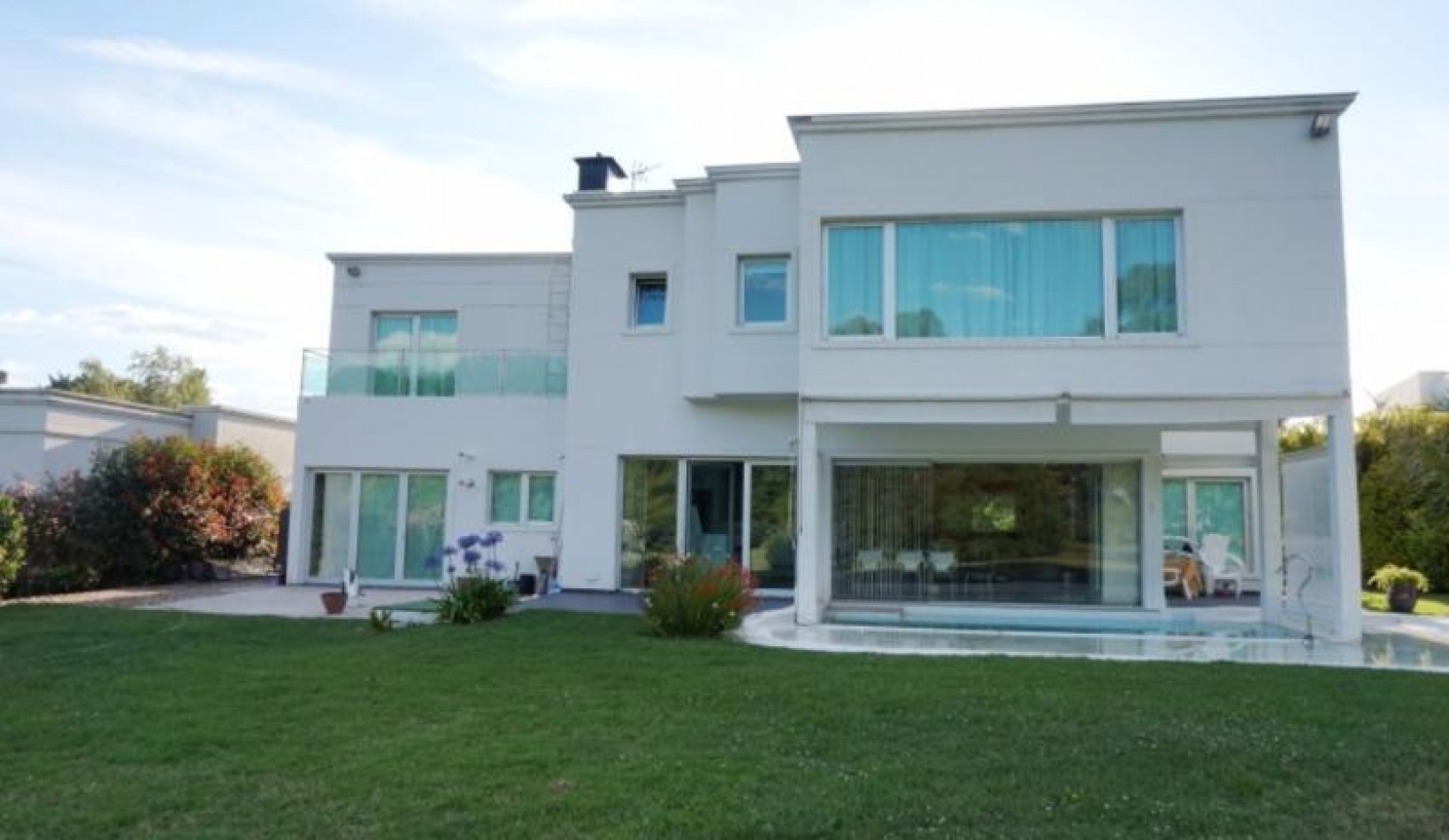 Casa estilo minimalista moderno, en sector Los Pinos del barrio Privado Rumenco.