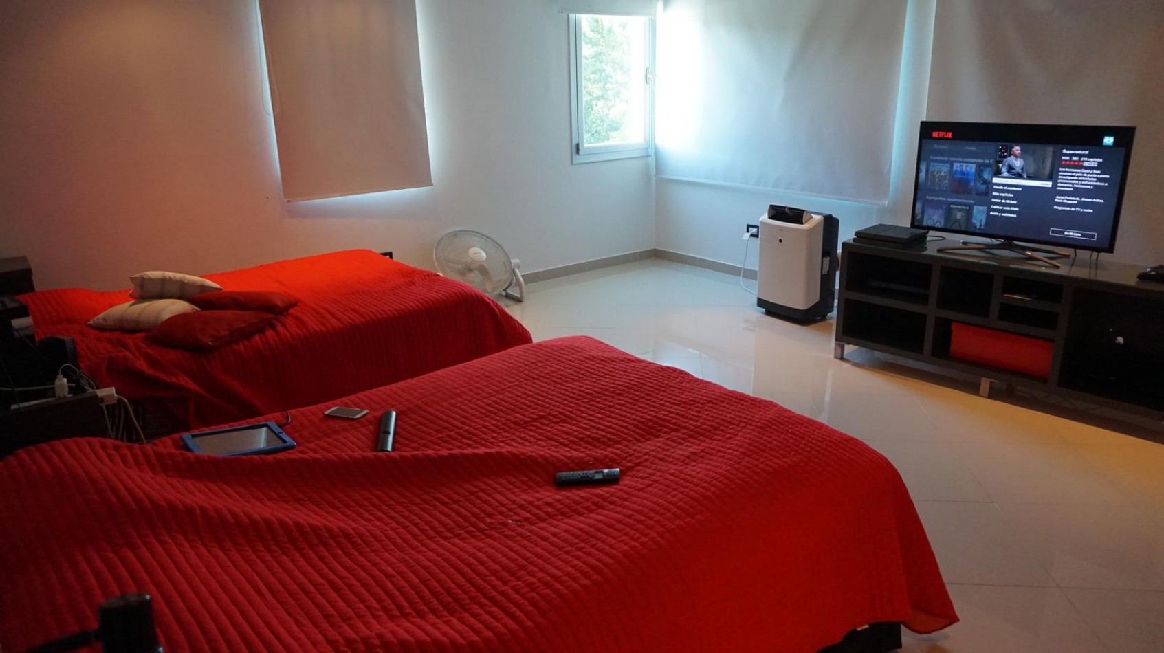 Casa estilo minimalista moderno, en sector Los Pinos del barrio Privado Rumenco.