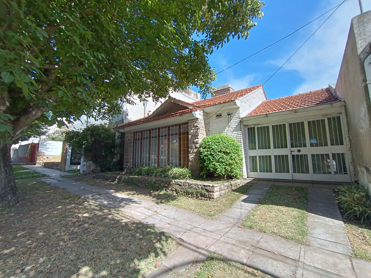 Venta casa 3 ambientes con dependencia y patio a tres cuadras del Mar Punta Mogotes