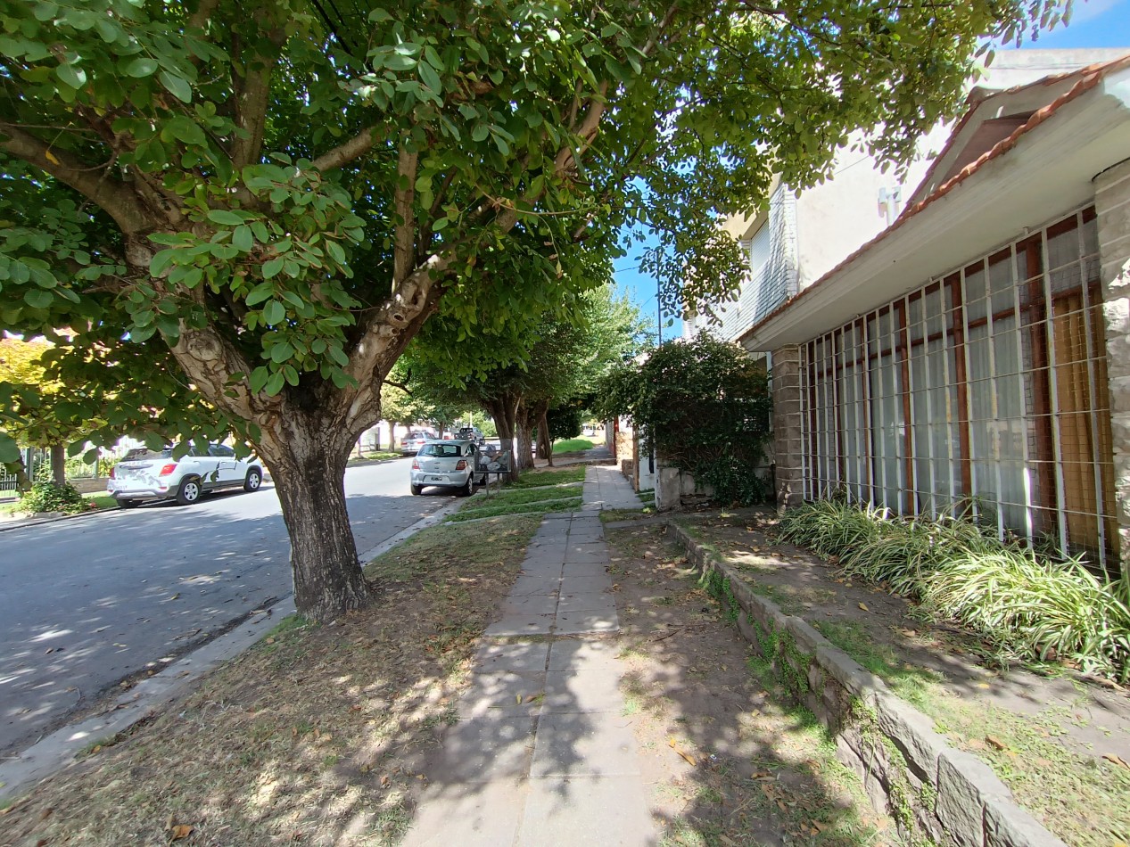 Venta casa 3 ambientes con dependencia y patio a tres cuadras del Mar Punta Mogotes