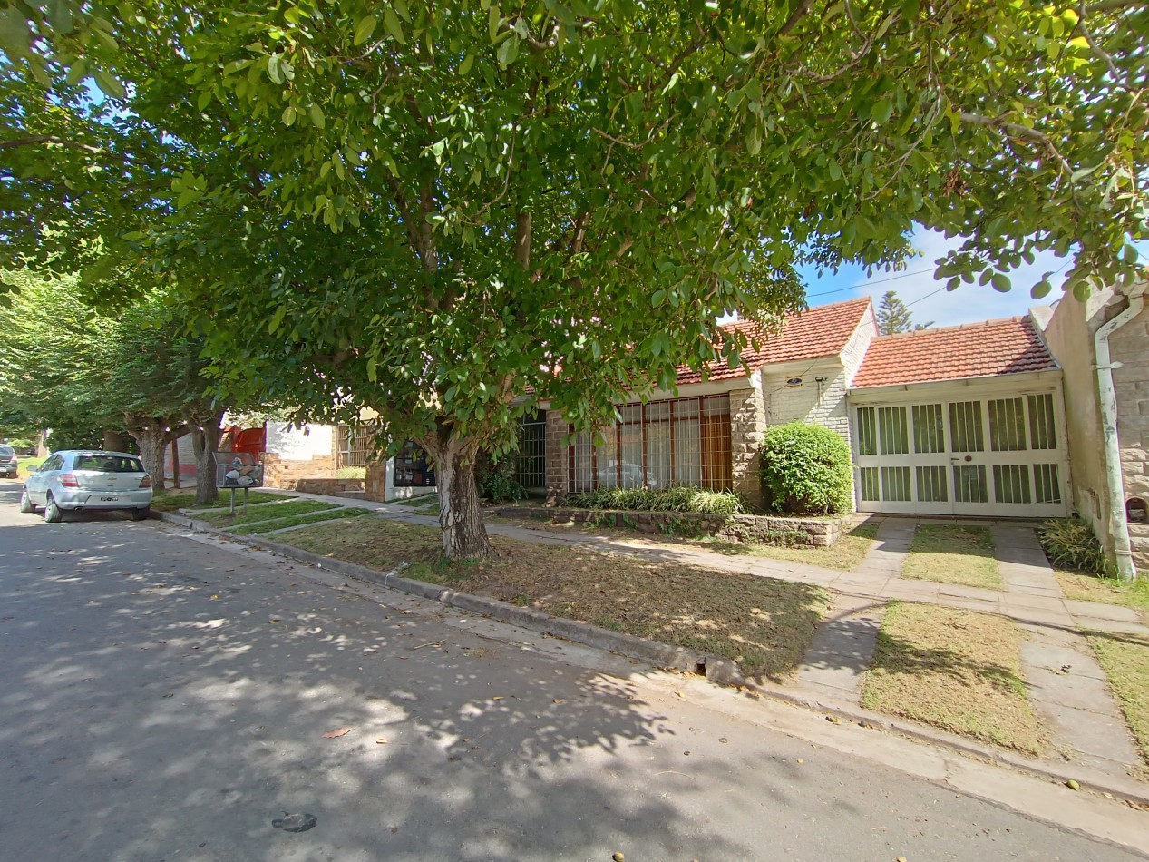Venta casa 3 ambientes con dependencia y patio a tres cuadras del Mar Punta Mogotes