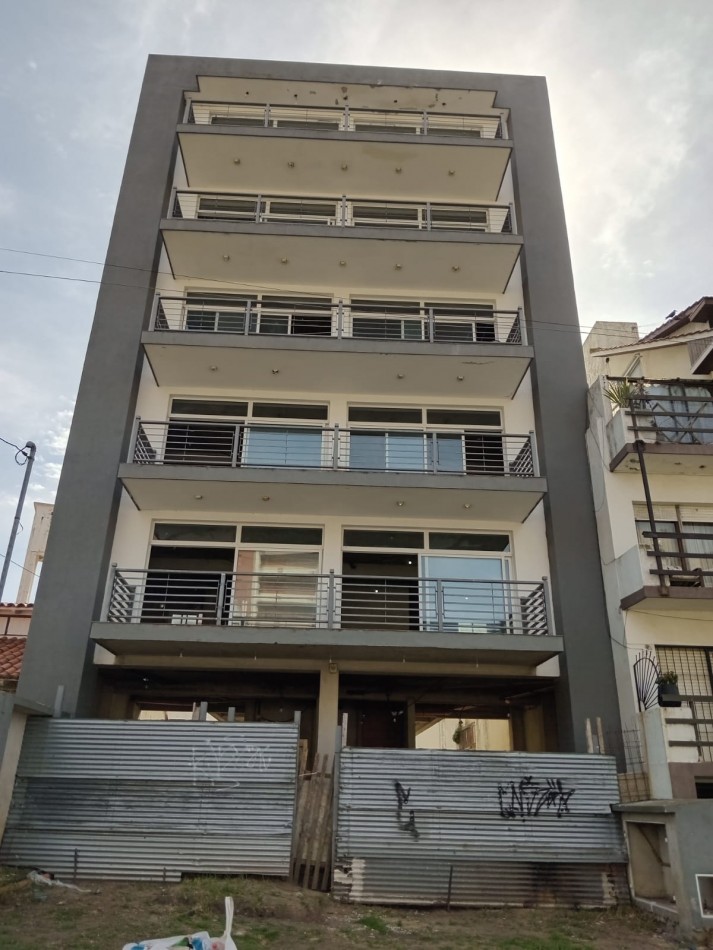 EDIFICIO PUNTA MOGOTES/ MEDIA CUADRA DE LA COSTA