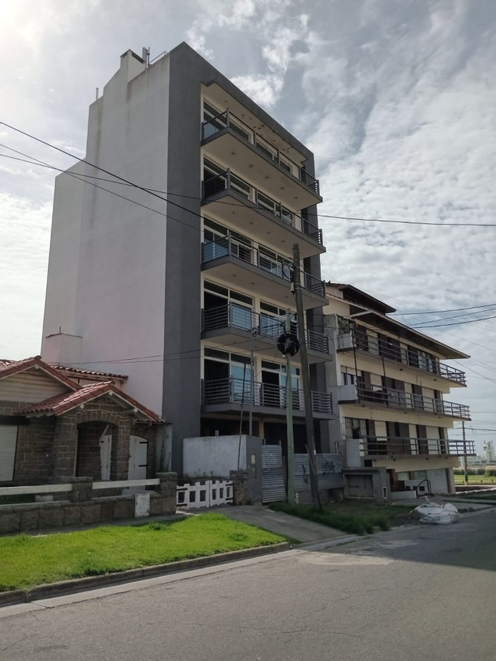 EDIFICIO PUNTA MOGOTES/ MEDIA CUADRA DE LA COSTA