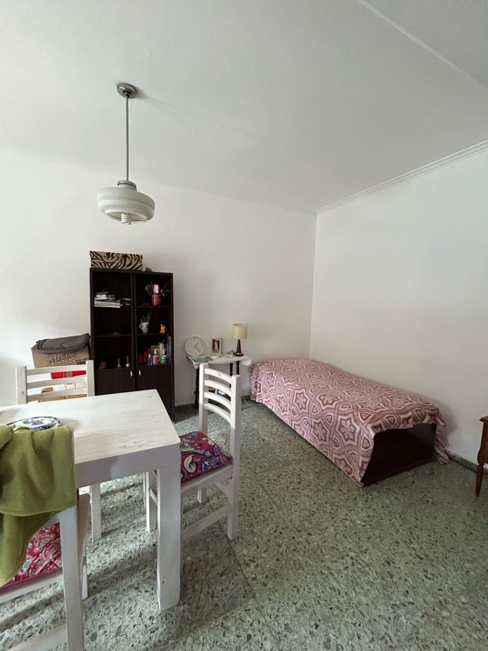 DEPARTAMENTO DOS AMBIENTES A LA CALLE CON PATIO .