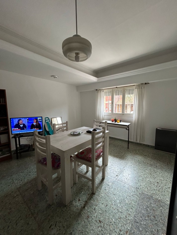 DEPARTAMENTO DOS AMBIENTES A LA CALLE CON PATIO .