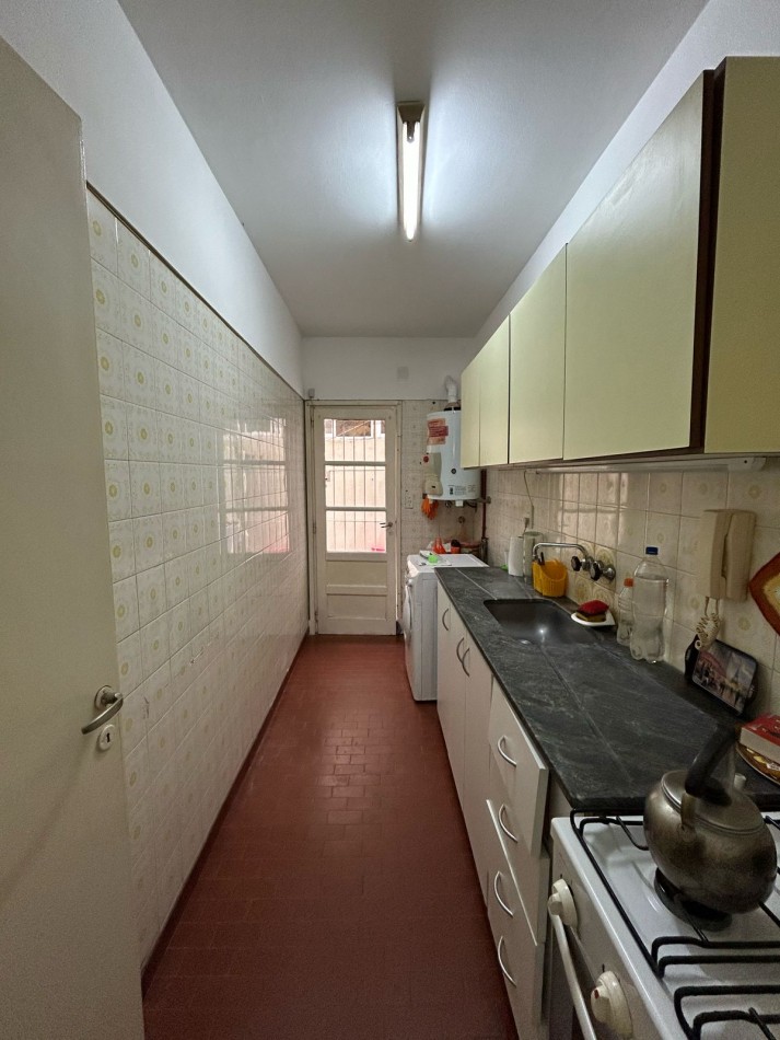 DEPARTAMENTO DOS AMBIENTES A LA CALLE CON PATIO .