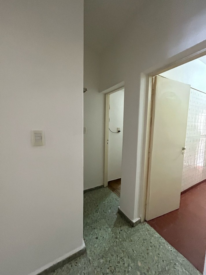 DEPARTAMENTO DOS AMBIENTES A LA CALLE CON PATIO .