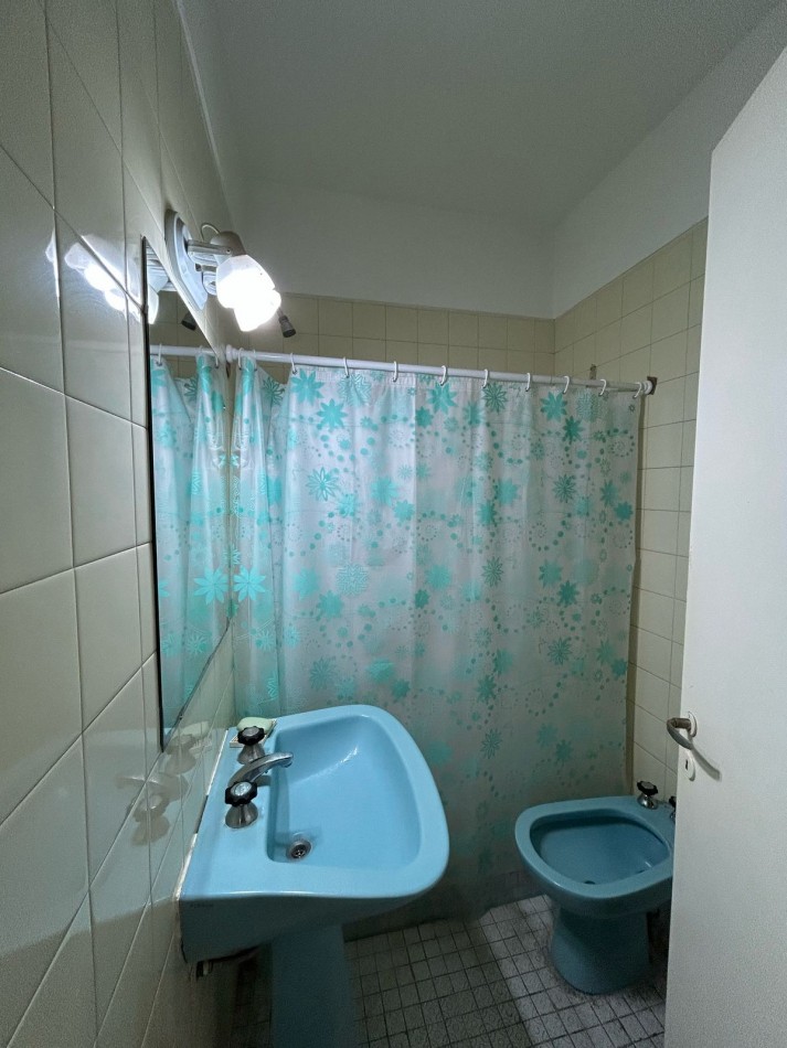 DEPARTAMENTO DOS AMBIENTES A LA CALLE CON PATIO .