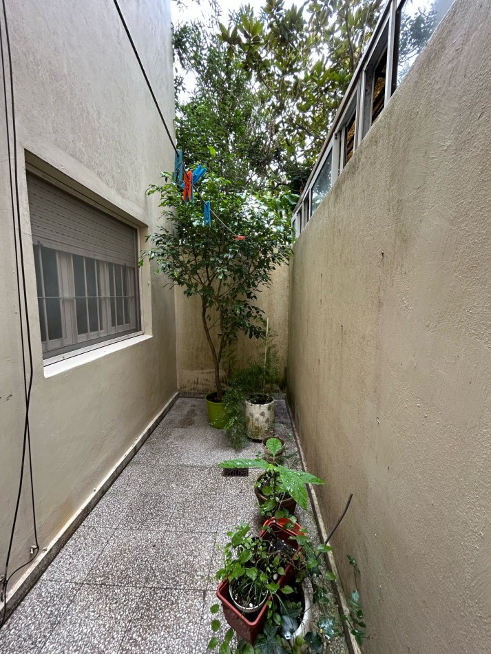 DEPARTAMENTO DOS AMBIENTES A LA CALLE CON PATIO .