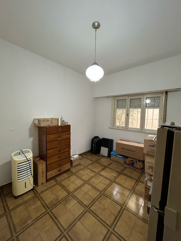 DEPARTAMENTO DOS AMBIENTES A LA CALLE CON PATIO .