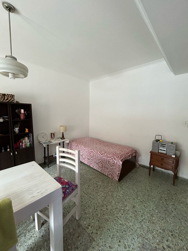 DEPARTAMENTO DOS AMBIENTES A LA CALLE CON PATIO .