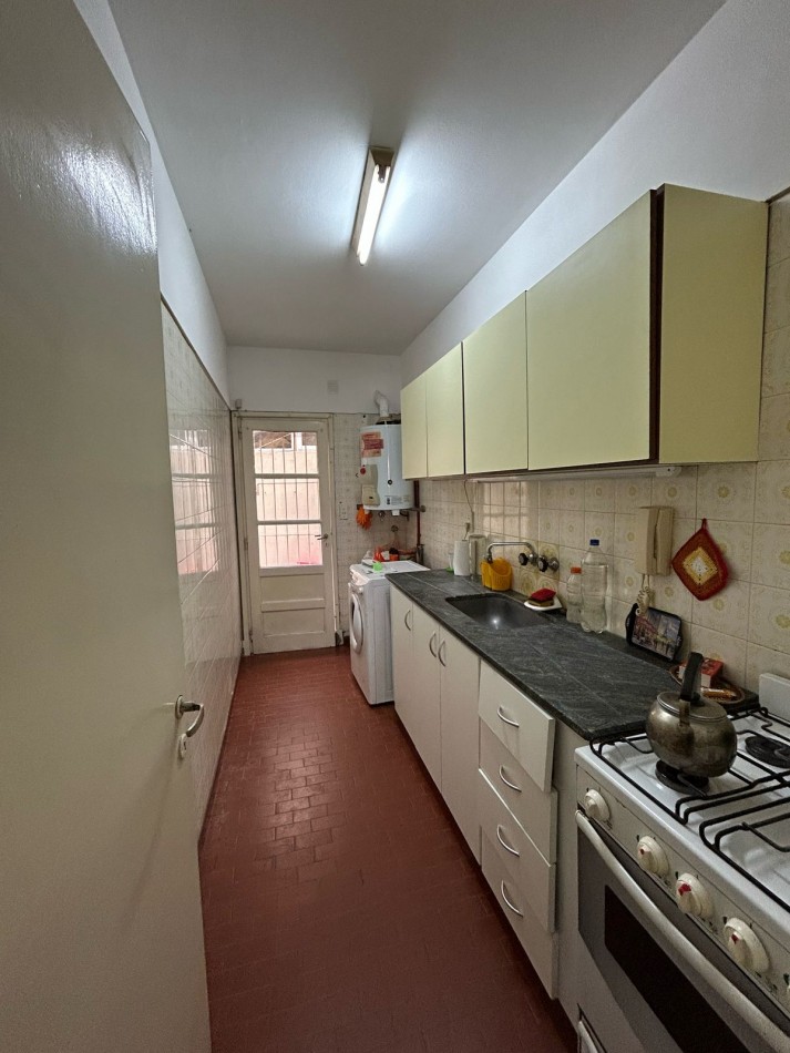 DEPARTAMENTO DOS AMBIENTES A LA CALLE CON PATIO .