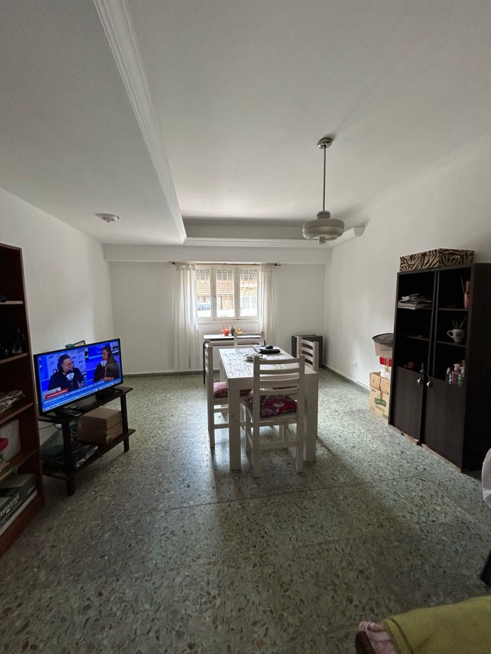 DEPARTAMENTO DOS AMBIENTES A LA CALLE CON PATIO .