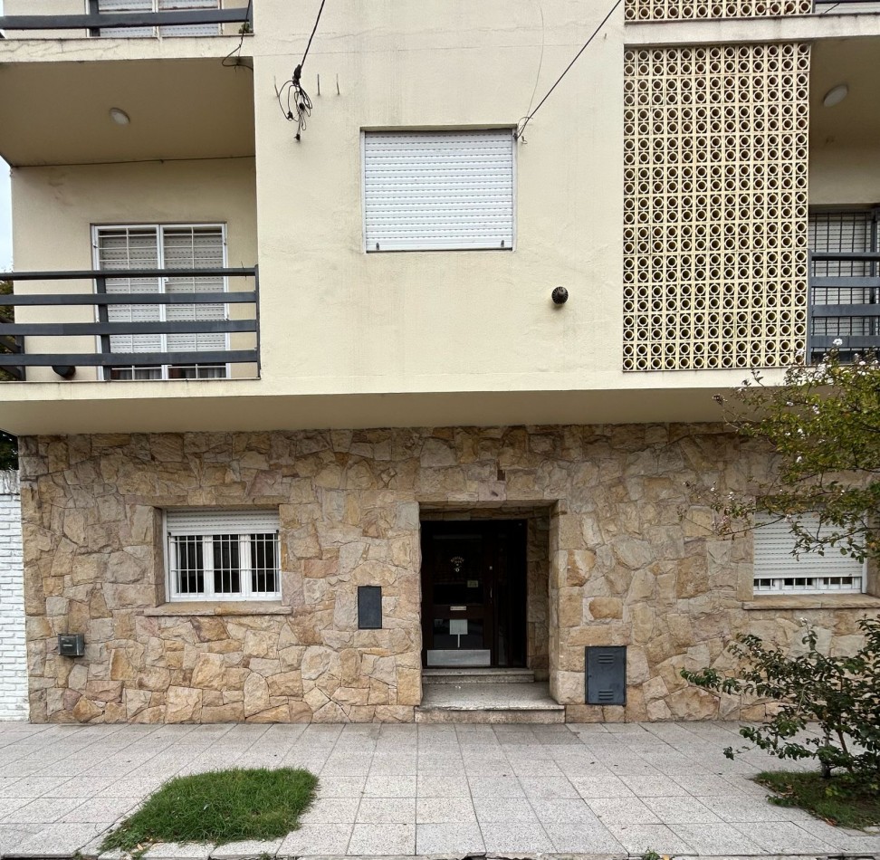 DEPARTAMENTO DOS AMBIENTES A LA CALLE CON PATIO .