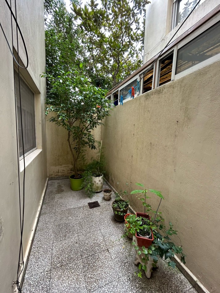 DEPARTAMENTO DOS AMBIENTES A LA CALLE CON PATIO .