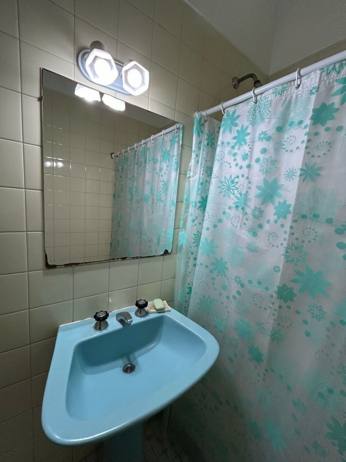 DEPARTAMENTO DOS AMBIENTES A LA CALLE CON PATIO .