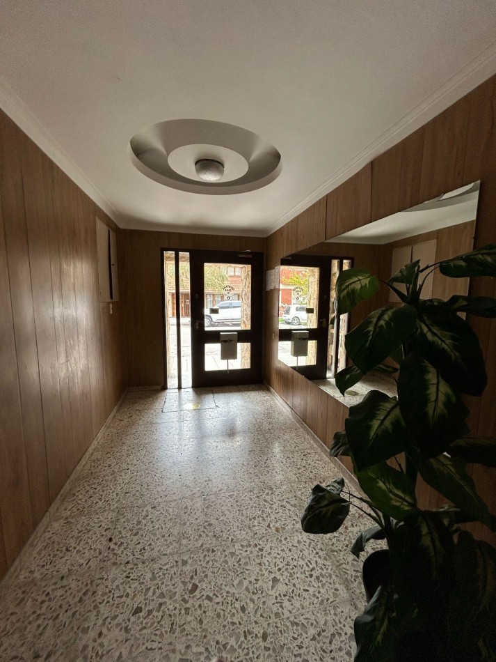 DEPARTAMENTO DOS AMBIENTES A LA CALLE CON PATIO .