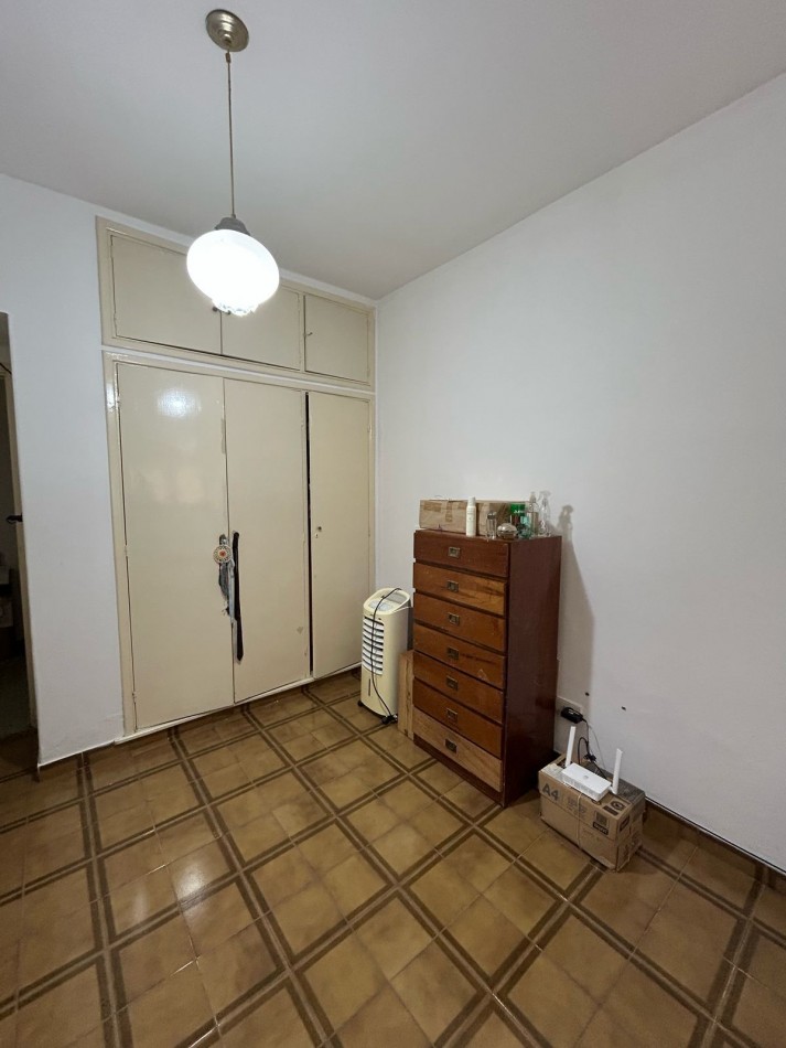 DEPARTAMENTO DOS AMBIENTES A LA CALLE CON PATIO .