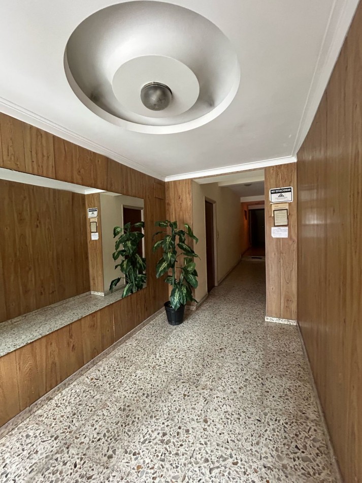 DEPARTAMENTO DOS AMBIENTES A LA CALLE CON PATIO .