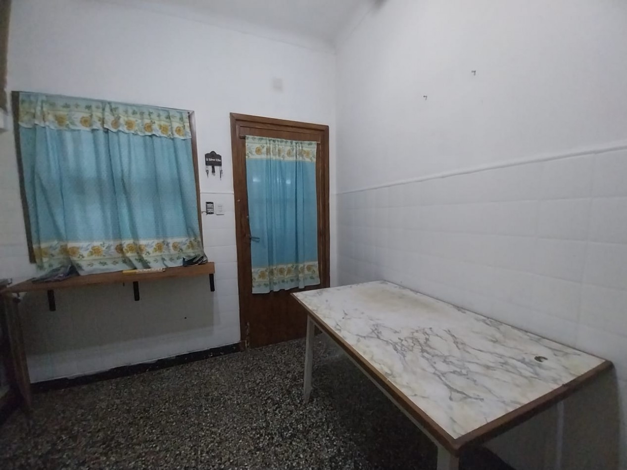 CASA EN VENTA 3 AMBIENTES CON COCHERA + CONSTRUCCION PARA LOCAL