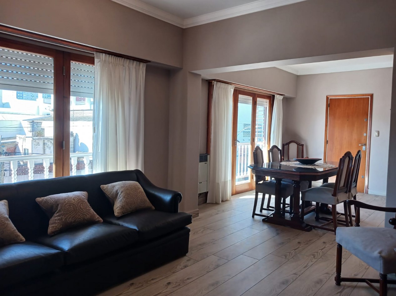 Venta departamento 4 ambientes a la calle con balcon