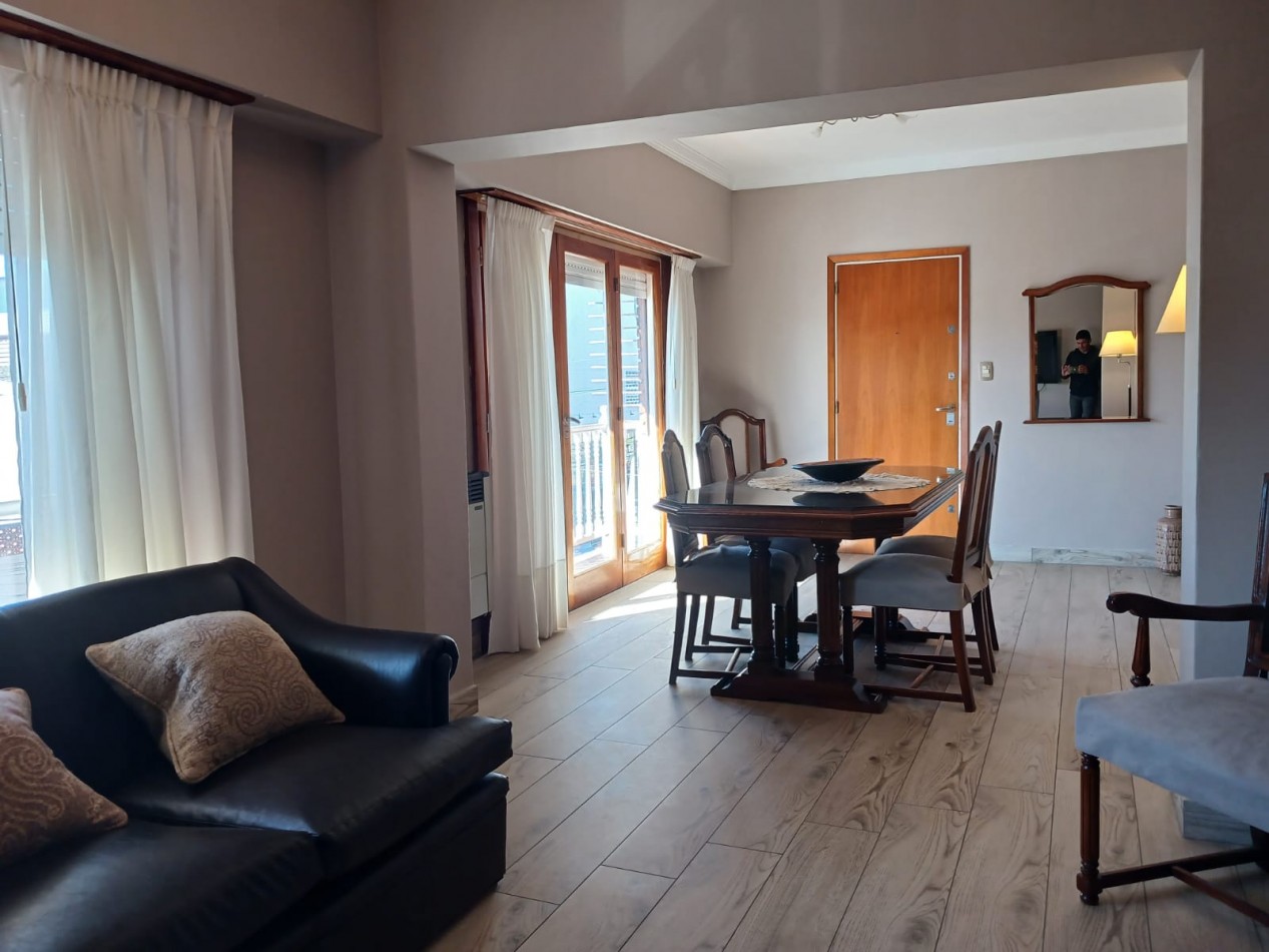 Venta departamento 4 ambientes a la calle con balcon