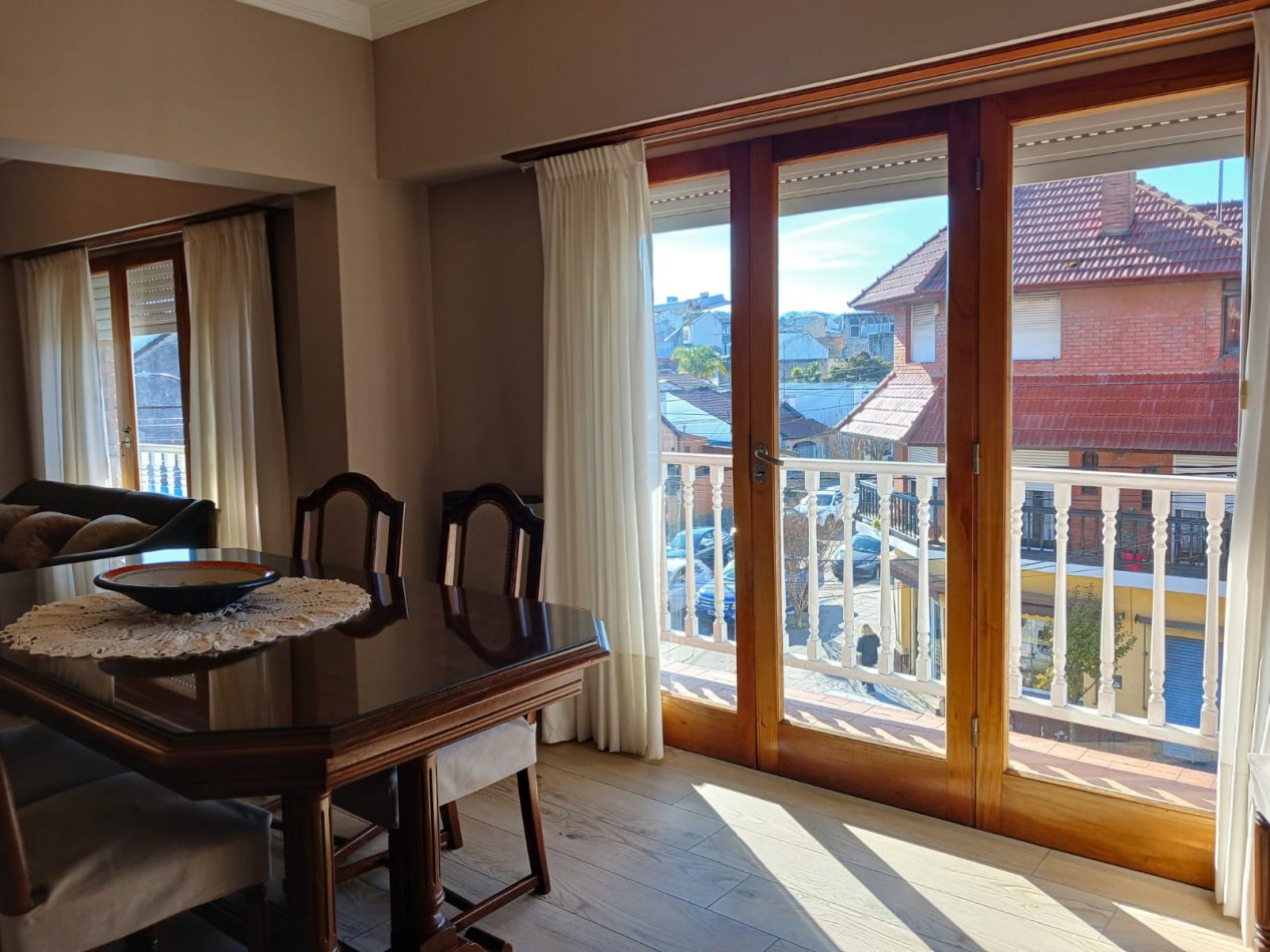 Venta departamento 4 ambientes a la calle con balcon