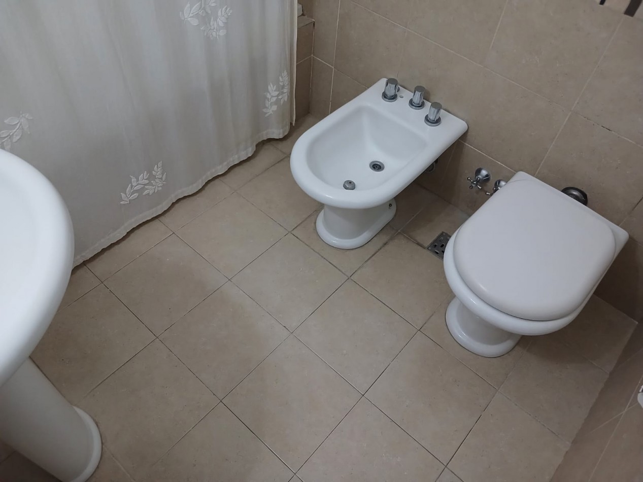 Venta departamento 4 ambientes a la calle con balcon