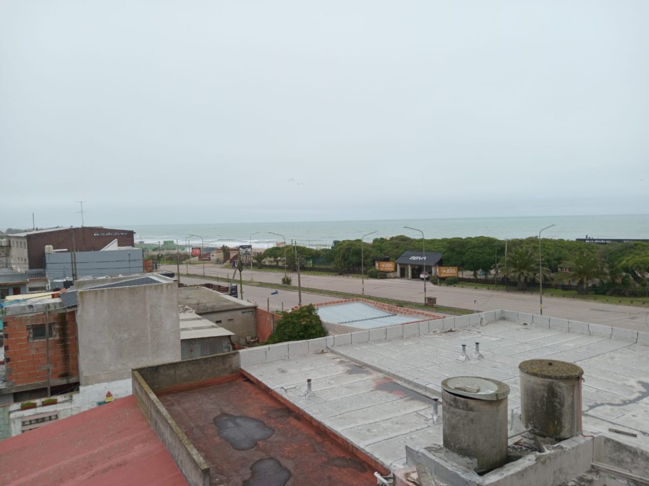 DEPARTAMENTO CON PATIO , EDIFICIO FRENTE AL MAR 