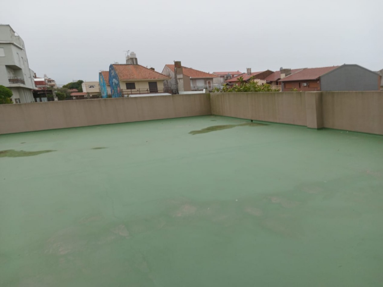 DEPARTAMENTO CON PATIO , EDIFICIO FRENTE AL MAR 