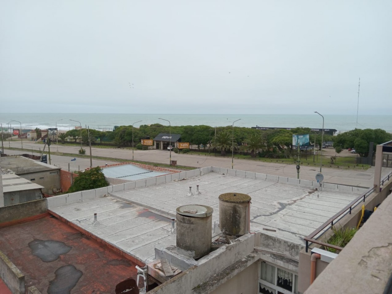 DEPARTAMENTO CON PATIO , EDIFICIO FRENTE AL MAR 