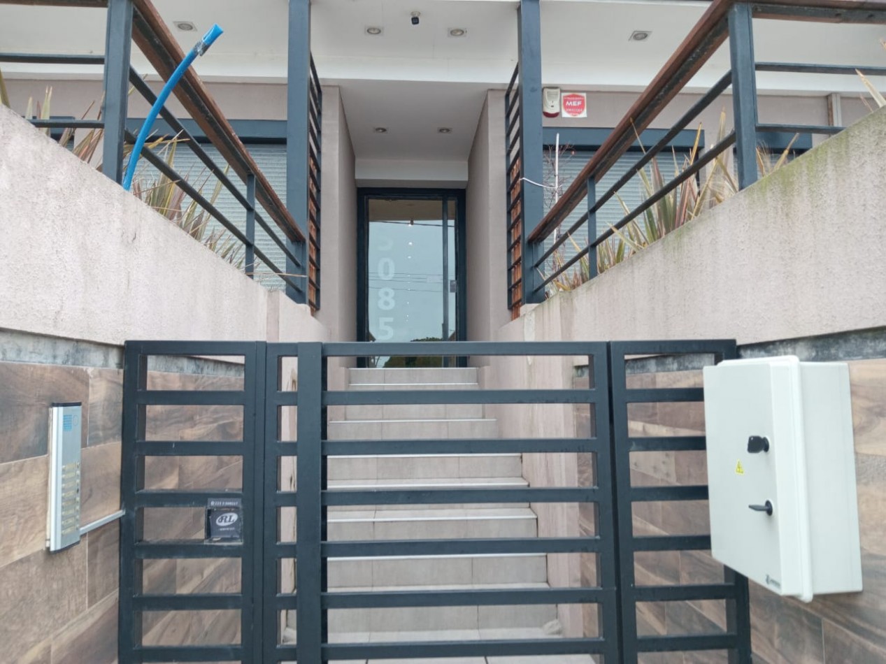 DEPARTAMENTO CON PATIO , EDIFICIO FRENTE AL MAR 